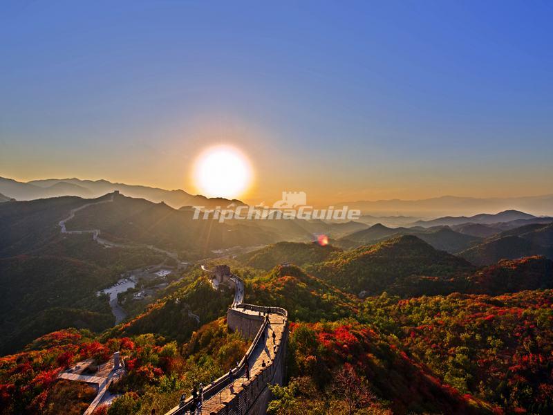 <a target="_blank" href="http://www.tripchinaguide.com/photo-p204-12181-badaling-great-wall.html">Sunset over the Badaling Great Wall</a>