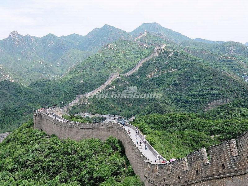 <a target="_blank" href="http://www.tripchinaguide.com/photo-p204-12200-badaling-great-wall-in-china.html">Badaling Great Wall in Summer</a>