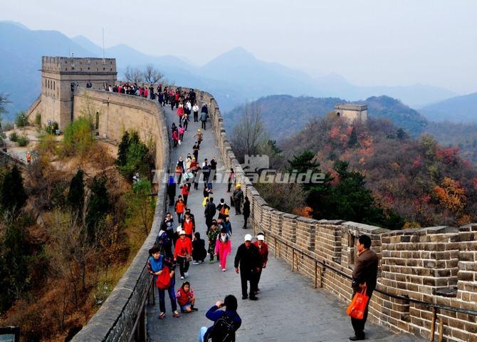 <a target="_blank" href="http://www.tripchinaguide.com/photo-p204-7157-badaling-great-wall-of-beijing-china.html">Tourists at Badaling Great Wall </a>