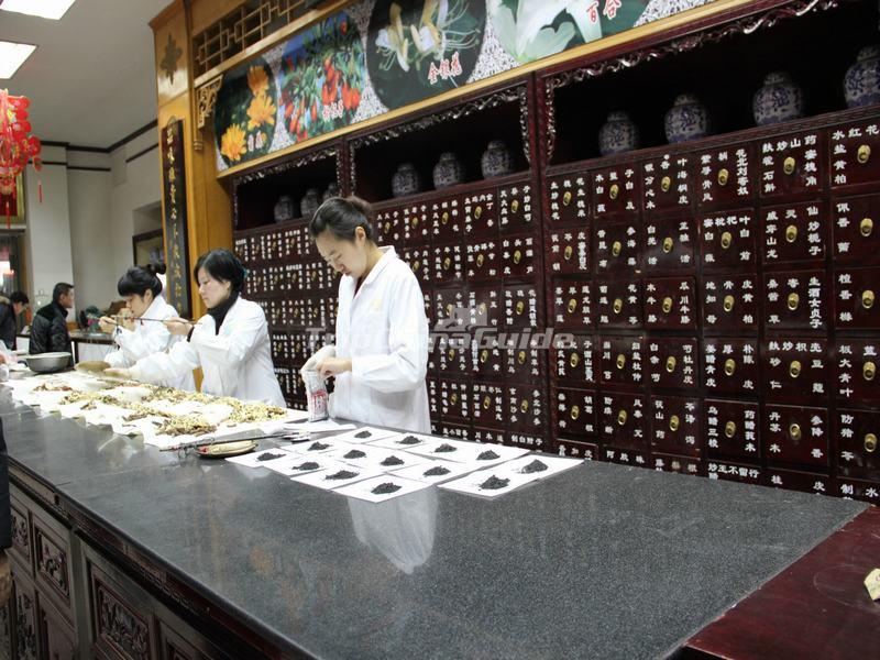 <a target="_blank" href="http://www.tripchinaguide.com/photo-p843-11903-beijing-tong-ren-tang-inside.html">Beijing Tong Ren Tang Chinese Medicine Store</a>