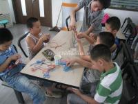 Chinese Kids Learn How to Tie Chinese Knots