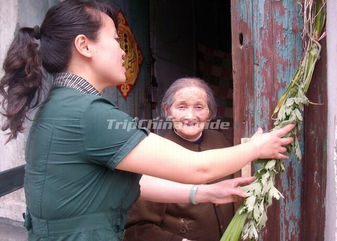 Insert Mugwort at the Door Side is a Tradition During the Dragon Boat Festival