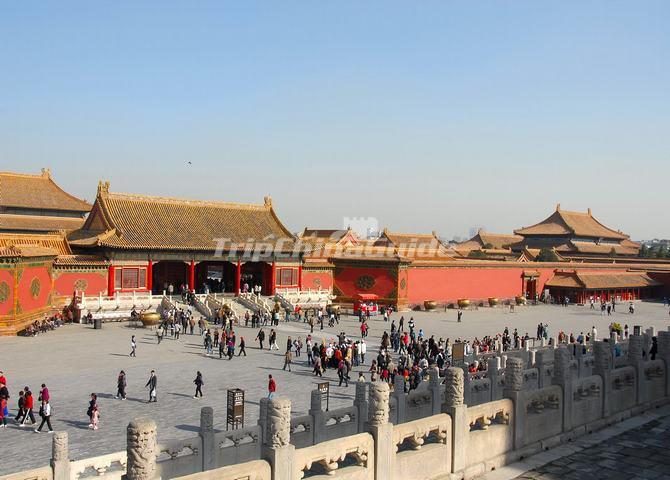 <a target="_blank" href="http://www.tripchinaguide.com/photo-p688-5928-gate-of-heavenly-purity-qianqing-men.html">Gate of Heavenly Purity in Forbidden City</a>