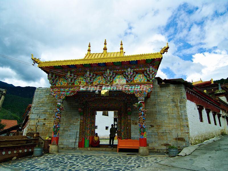 Entrance of Gongalongjiling Temple