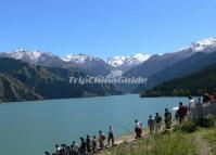 A Group of Tourists Visit Tianchi Lake