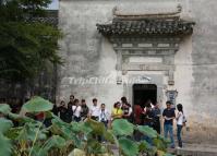 Tourists Visit Hongcun Village Huangshan 