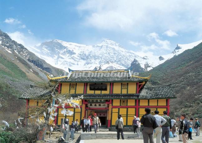 Snow Mountain in Huanglong National Park