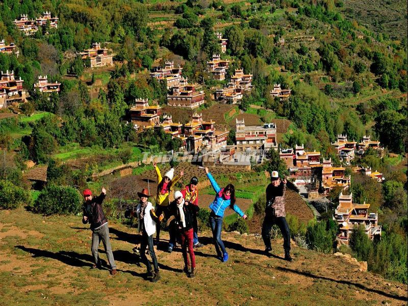 Tourists Visit Jiaju Tibetan Village