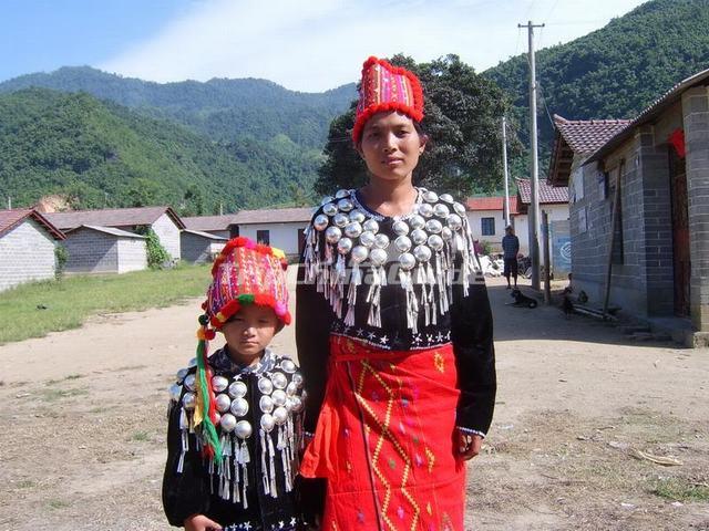 Jingpo Mother and Daughter