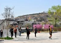 Tourists Visit Kangbai-Wanis Mansions Gongyi