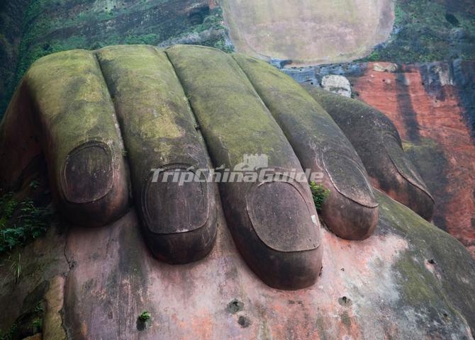 <a target="_blank" href="http://www.tripchinaguide.com/photo-p13-7275-the-right-hand-of-the-leshan-giant-buddha.html">The Right Hand of the Leshan Giant Buddha</a>