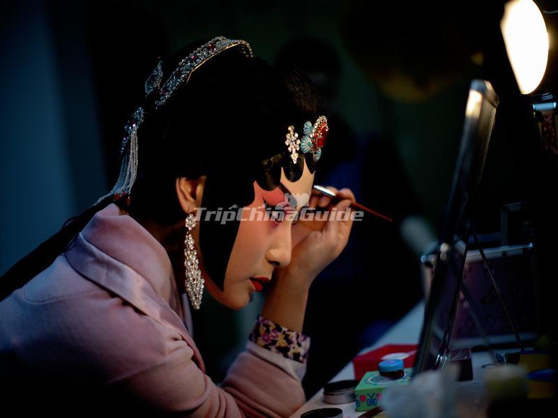 <a target="_blank" href="http://www.tripchinaguide.com/photo-p848-12132-an-actress-is-making-up-at-back-stage-in-beijing-liyuan-theatre.html">An Actress is Making Up at Back Stage in Beijing Liyuan Theatre</a>