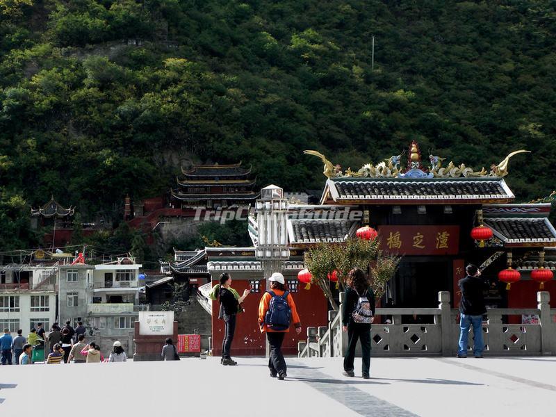 Tourists Visit Luding Bridge - Luding Bridge Photos, Sichuan