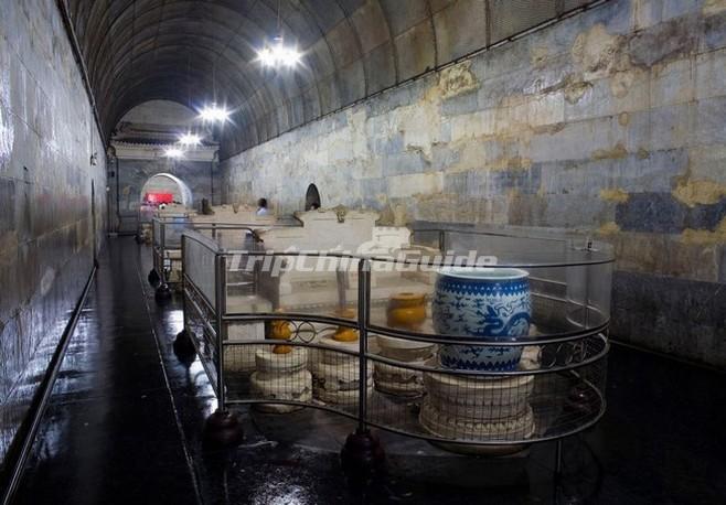 <a target="_blank" href="http://www.tripchinaguide.com/photo-p3-867-the-underground-chamber-of-dingling-tomb.html">The Underground Chamber of a Ming Tomb</a>