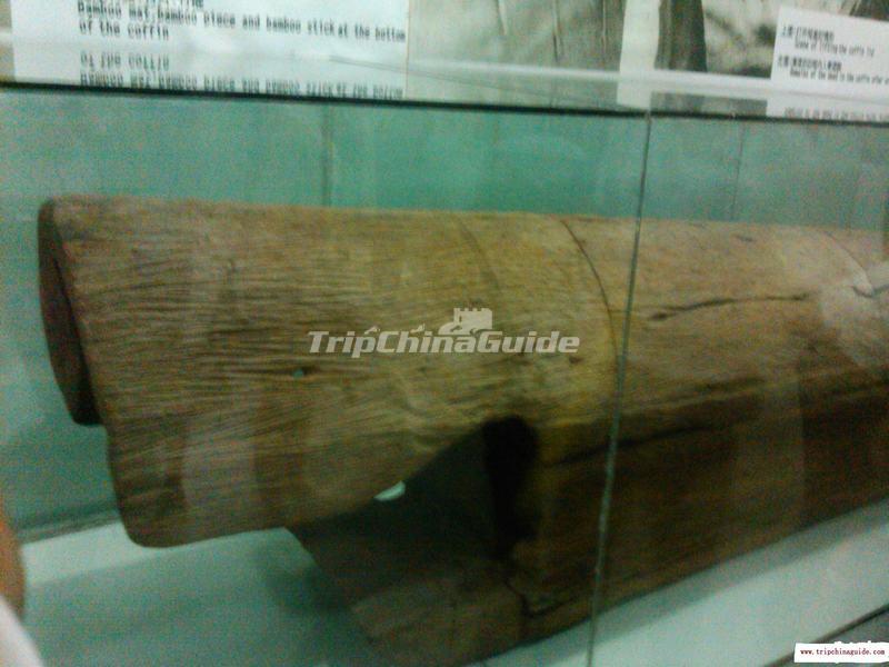 The Boat-shaped Coffin in Museum of Wuyi Mountain