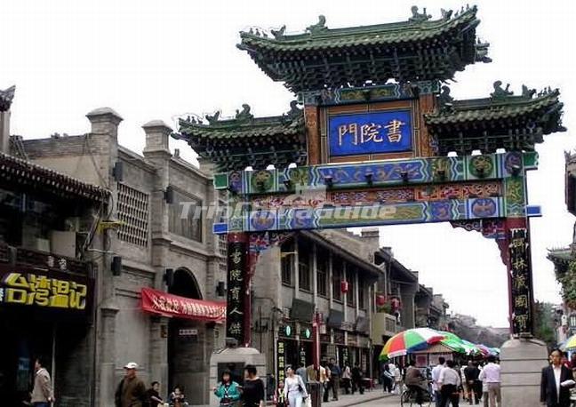 <a target="_blank" href="http://www.tripchinaguide.com/photo-p210-968-the-decorated-archway-in-xi-an-muslim-street.html">The Decorated Archway in Xi'an Muslim Quarters</a>