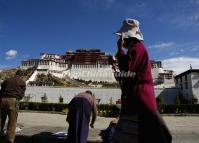 Pay Respect for Buddha at Potala Palace Lhasa
