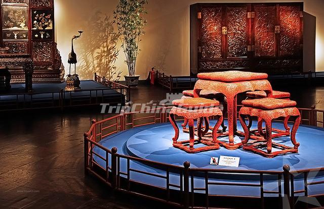 <a target="_blank" href="http://www.tripchinaguide.com/photo-p53-10247-shanghai-museum-furnitures-exhibit.html">Shanghai Museum Furnitures Exhibit</a>