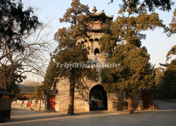 <a target="_blank" href="http://www.tripchinaguide.com/photo-p8-5650-gate-tower-of-cloud-retaining-eaves.html">Gate Tower of Cloud-Retaining Eaves in Summer Palace</a>