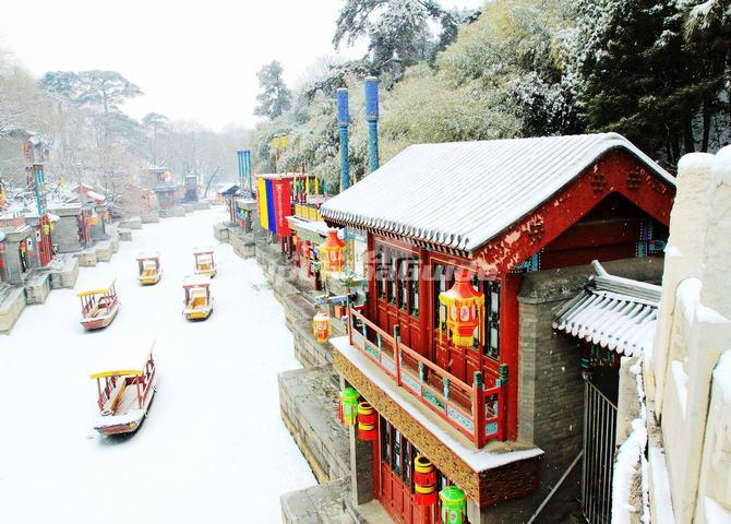 <a target="_blank" href="http://www.tripchinaguide.com/photo-p8-5442-summer-palace-beijing-suzhou-street.html">The Snowscape of Suzhou Street in Summer Palace</a>