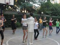 Foreign Students Learn Tai Chi 