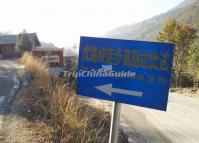 Guidepost at Tiger Leaping Gorge Lijiang 